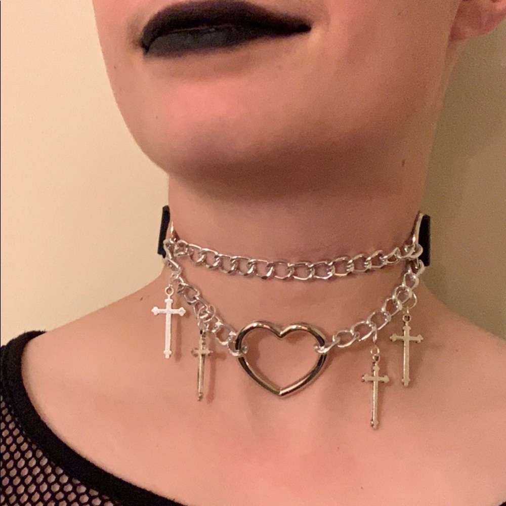 Heart in chains choker
